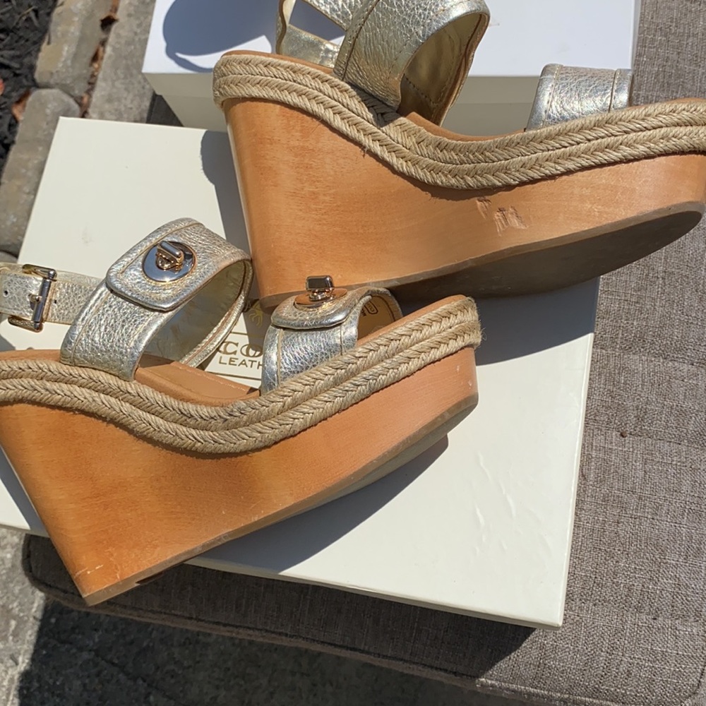 Gold Coach Wedges - Picture 2 of 2